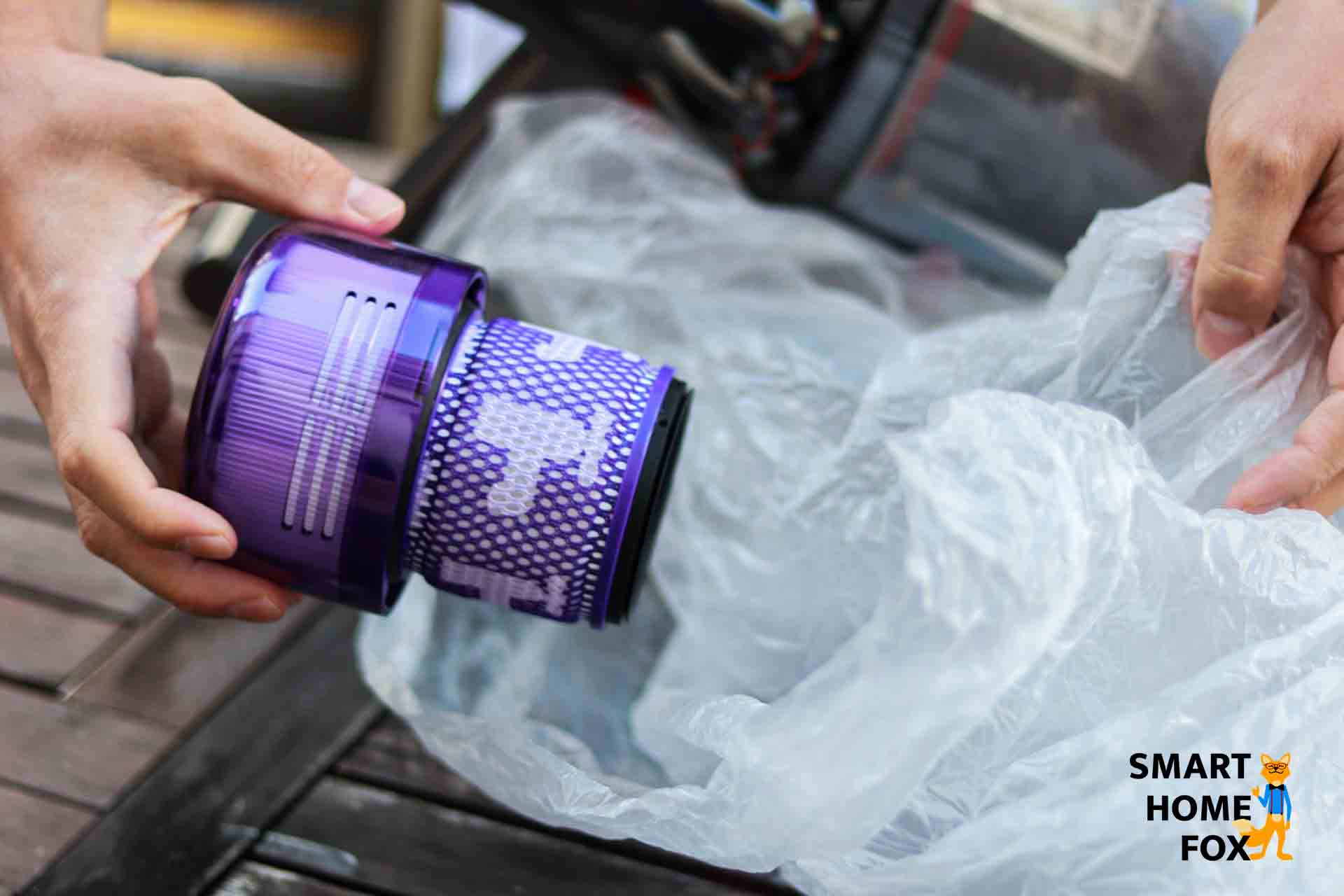 Knocking out the filter of the cordless hoover in the bag